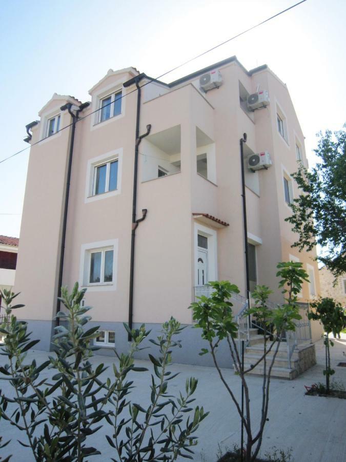 M&B Guest House Srima Buitenkant foto