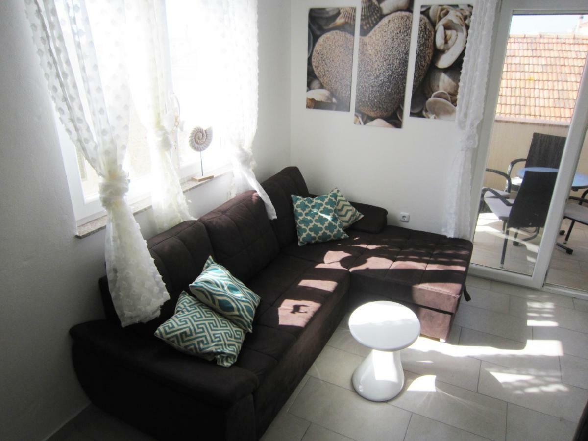 M&B Guest House Srima Buitenkant foto